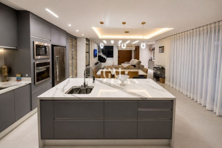Cozinha planejada com ilha em mármore integrada à sala de pé-direito duplo