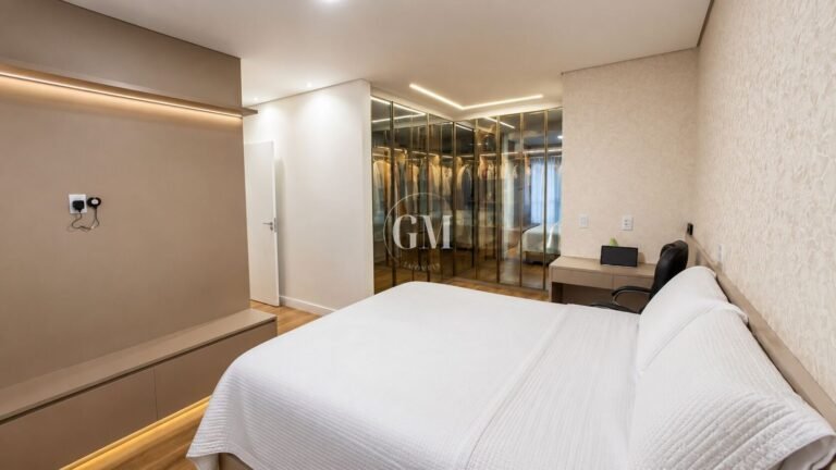 Suíte master com closet espelhado e ambientes integrados