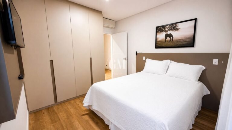 Suíte com armários planejados e painel de TV